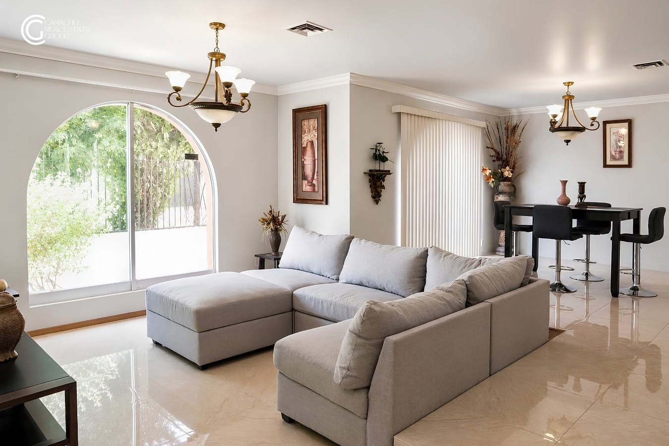 Sala amplia de una residencia en Mexicali